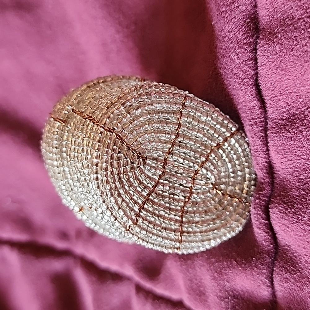 White glass bead and wire small basket - Picture 3 of 4